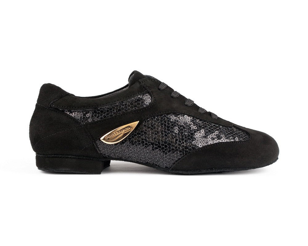 Der Tanzsneaker Portdance PD01 FASHION ist aus schwarzem Wildleder, mit Pailletten, Pailletten und einem goldenen Seitenetikett gefertigt.